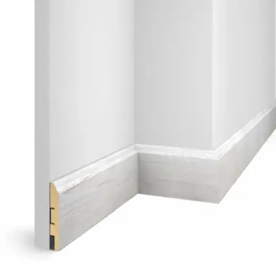 Напольный плинтус WP07 дуб Эффект светло-серый, экошпон